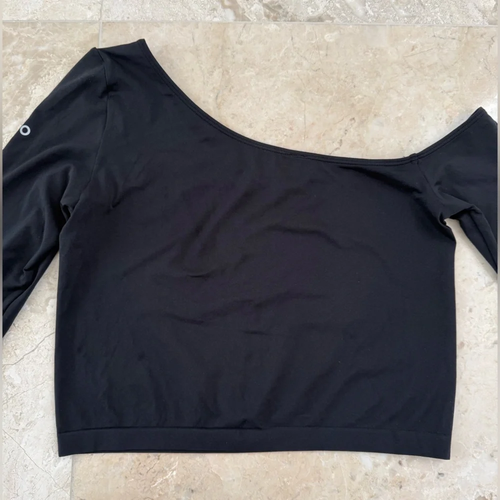 ALO Black Asymmetric Sheer Glow Long Sleeve Crop Top NWOT - Picture 6 of 6